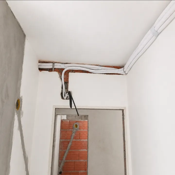 Ar-condicionado instalado em escritorio com painel ripado