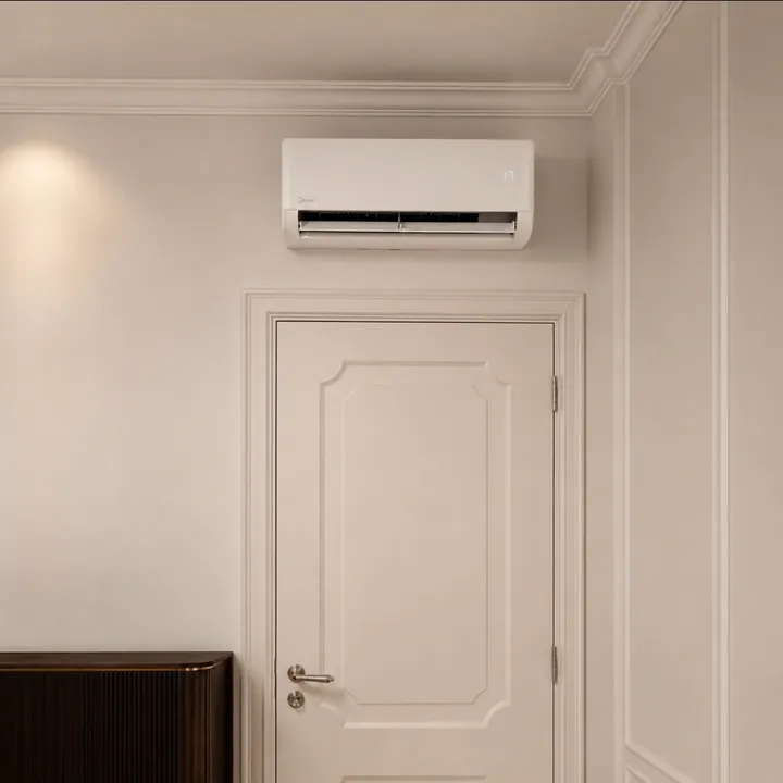Split instalado acima da porta em ambiente residencial