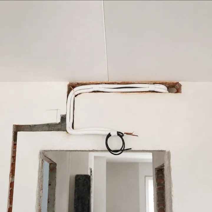 Tubulacao de ar-condicionado embutida junto ao teto