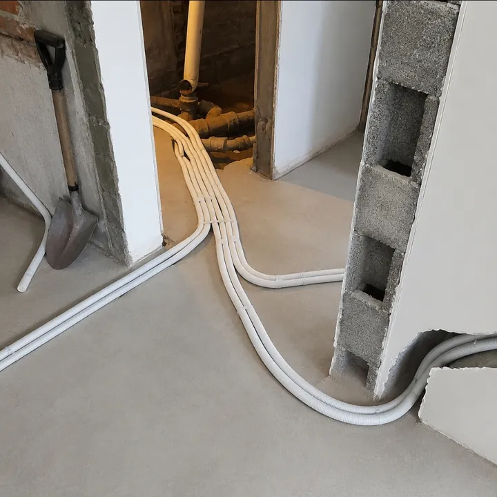 Infraestrutura de tubulacao passando pelo alto da parede