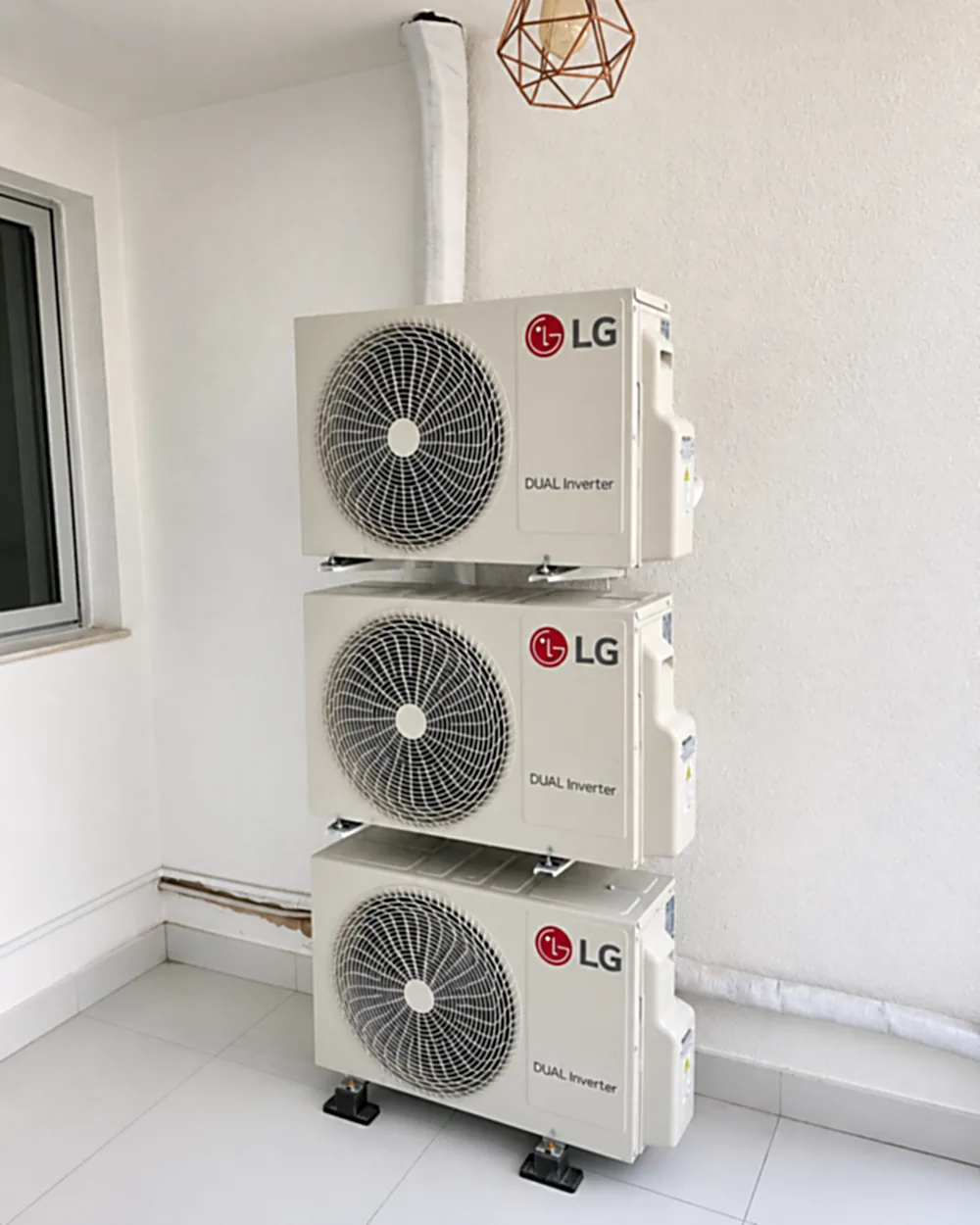 Tres condensadoras LG Dual Inverter empilhadas em suporte